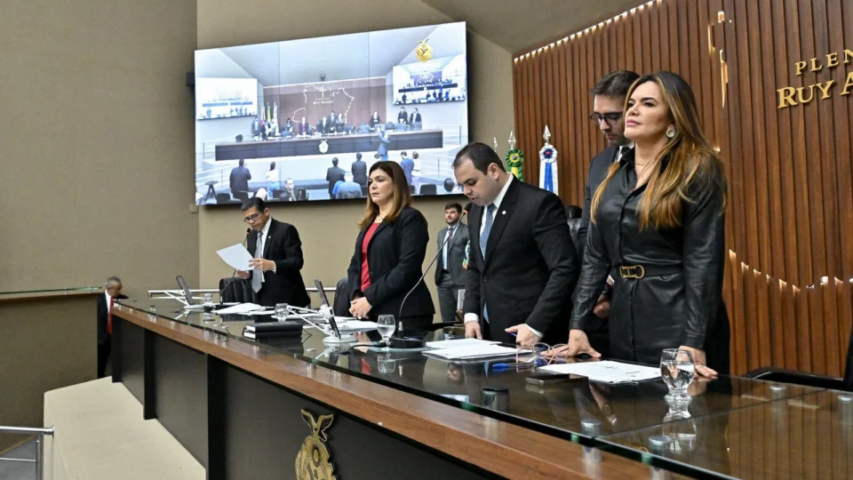 Presidente Roberto Cidade comanda votação que aprovou diretrizes do PLDO 2025