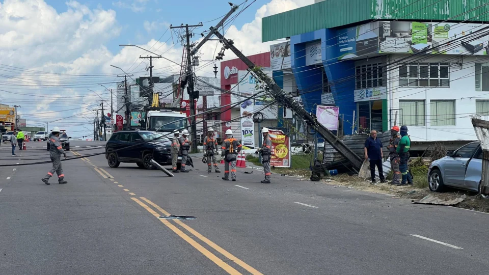 Vídeo: grave acidente entre veículos deixa ferido e bairro sem energia no Parque 10