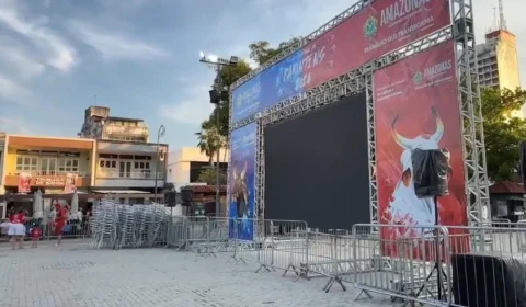 Última noite do festival de Parintins no Largo São Sebastião em Manaus