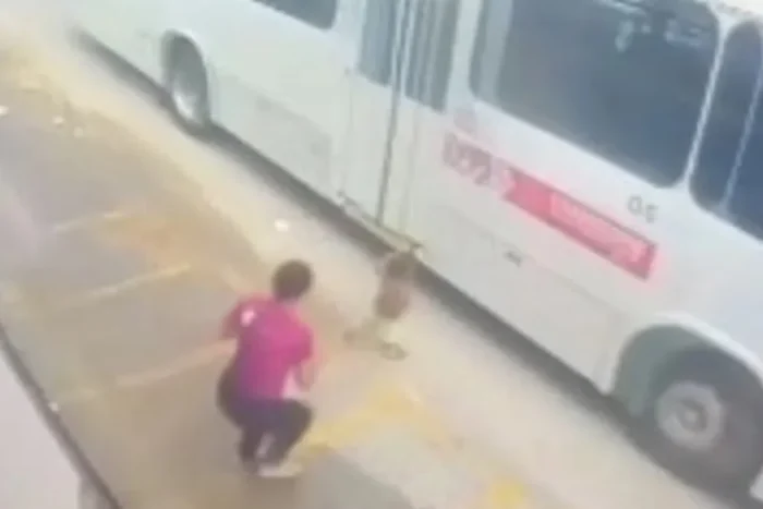 Veja Vídeo: criança corre em direção a rua e é atropelada por ônibus