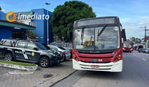 Bandidos armados causam terror durante assalto a ônibus da linha 447 no centro de Manaus