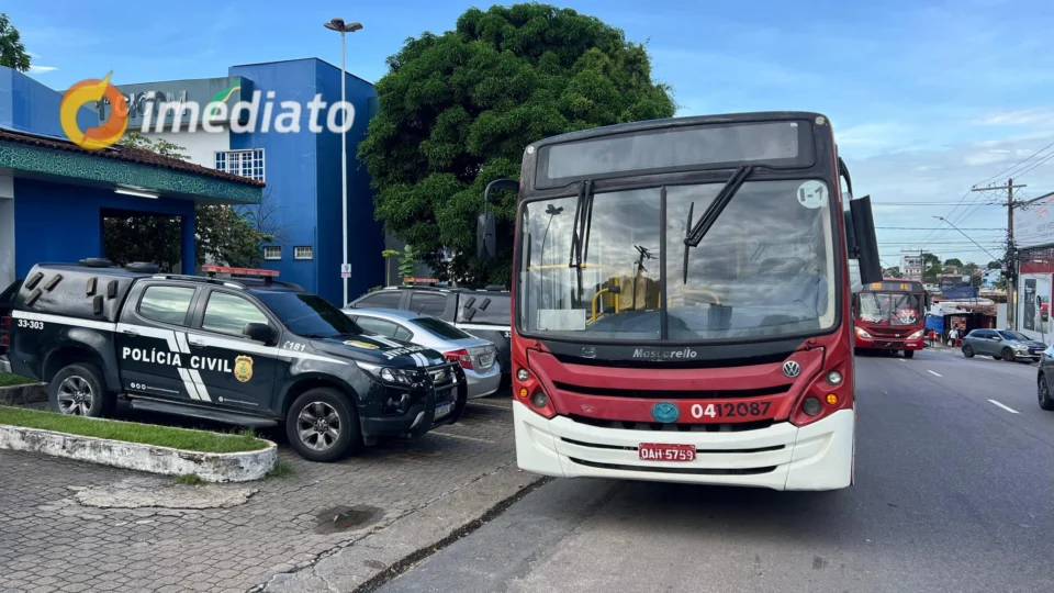 Bandidos armados causam terror durante assalto a ônibus da linha 447 no centro de Manaus