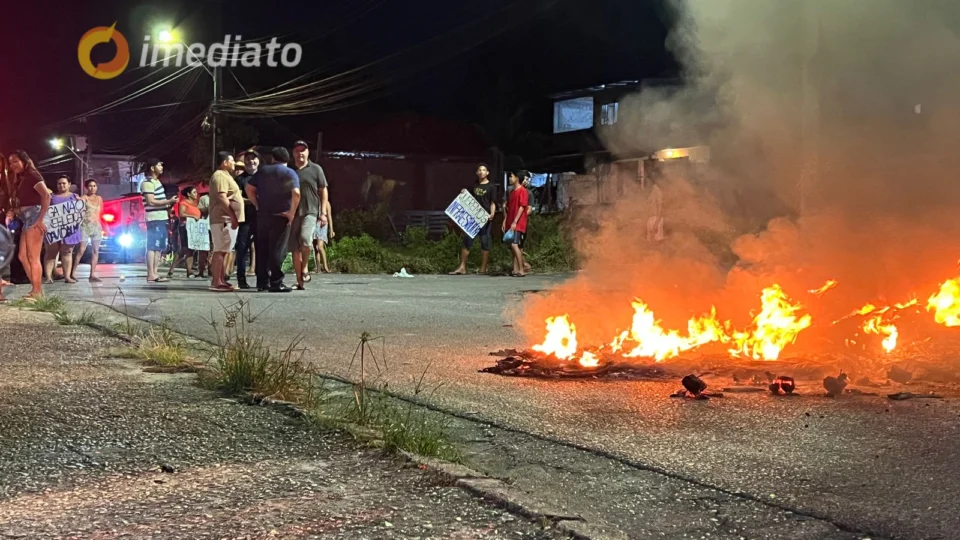 “Queremos infraestrutura”, moradores do Águas Claras fazem manifestação após prefeitura abandonar o bairro