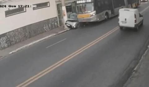 VEJA VÍDEO: motorista de carro escapa de ser esmagado por ônibus
