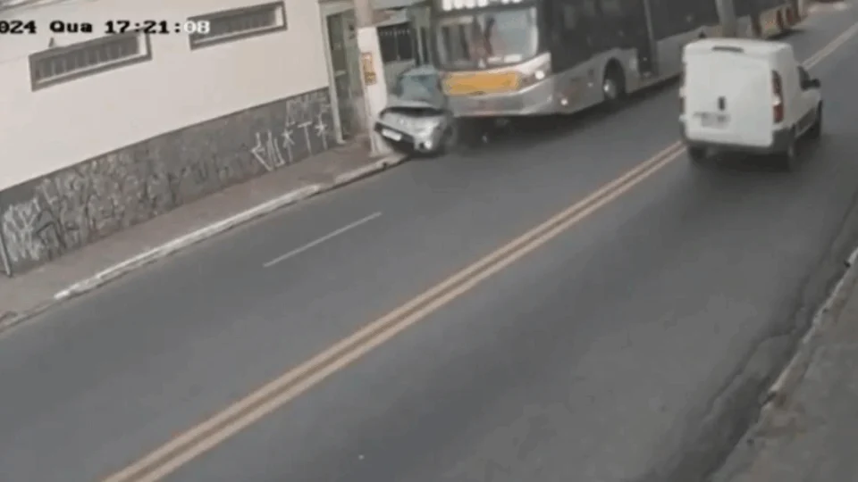 VEJA VÍDEO: motorista de carro escapa de ser esmagado por ônibus