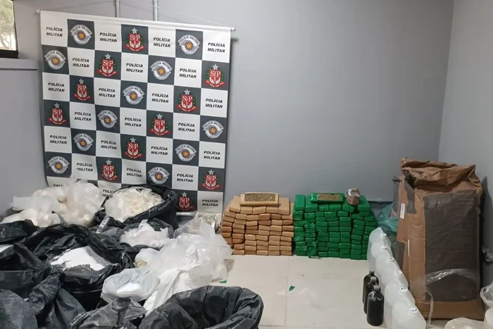 Cerca de 400 kg de drogas é apreendido em “casas-bomba” pela Polícia Militar