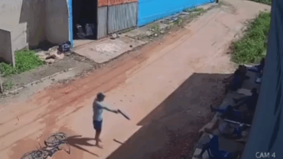 VEJA VÍDEO: bandidos assaltam trabalhadores que descansavam em calçada