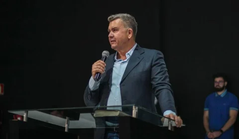 Vídeo: Pastor diz que fez mulher obesa emagrecer “na hora” com oração; Veja