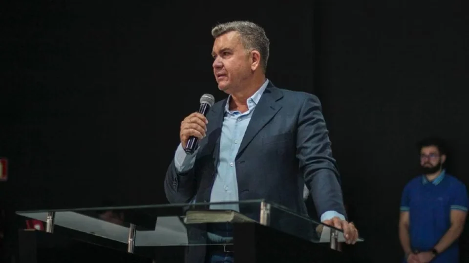 Vídeo: Pastor diz que fez mulher obesa emagrecer “na hora” com oração; Veja
