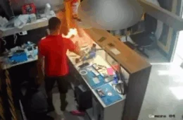 VEJA VÍDEO: bateria de celular explode durante manutenção em assistência