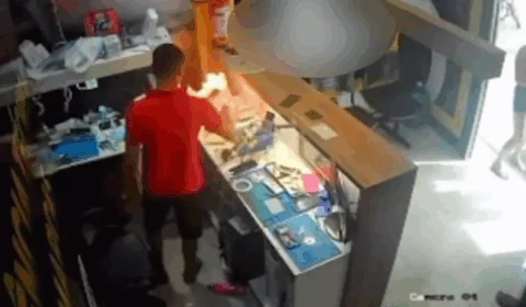 VEJA VÍDEO: bateria de celular explode durante manutenção em assistência