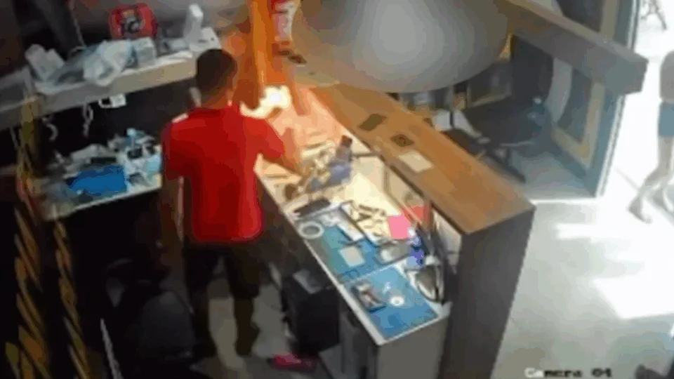 VEJA VÍDEO: bateria de celular explode durante manutenção em assistência