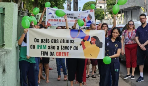 Pais de alunos realizam manifestação em prol da  volta às aulas; Alunos estão a 60 dias sem aulas