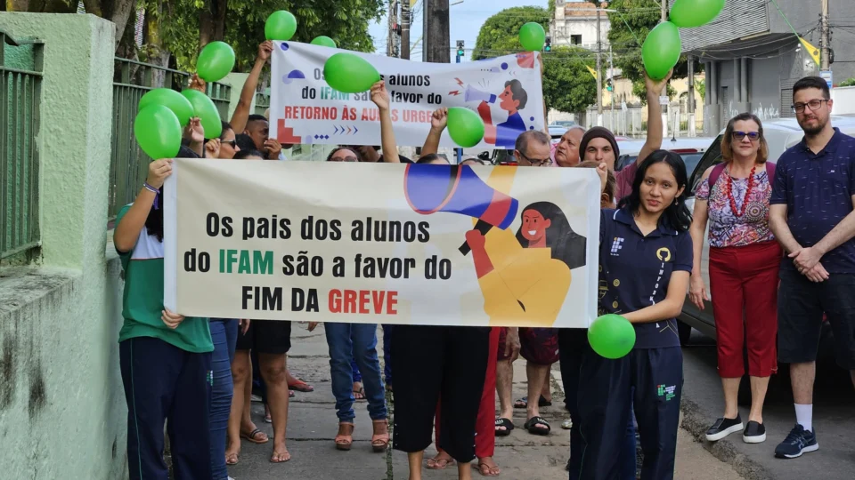 Pais de alunos realizam manifestação em prol da  volta às aulas; Alunos estão a 60 dias sem aulas
