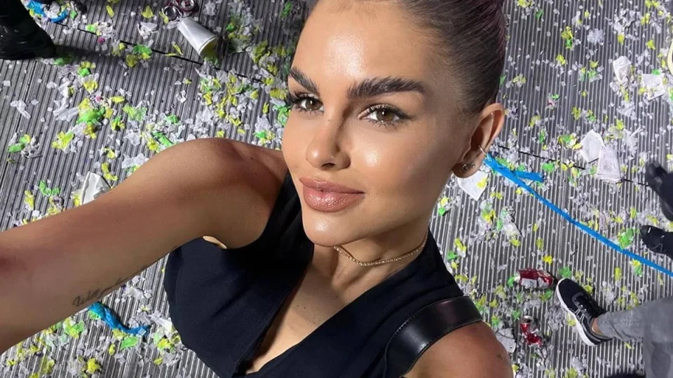 Mãe da suposta filha de Neymar mostra mala da maternidade