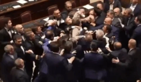 Briga em parlamento deixa deputado ferido em cadeira de rodas
