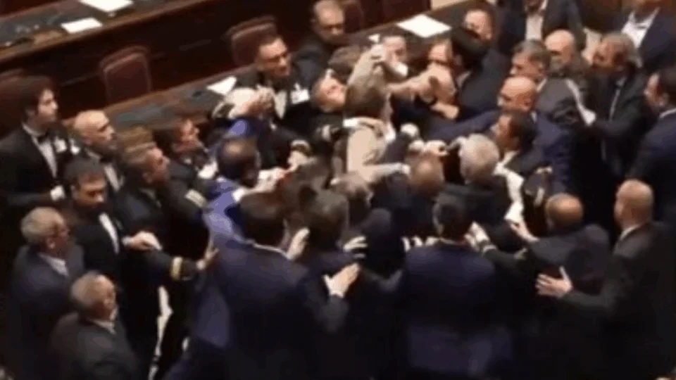 Briga em parlamento deixa deputado ferido em cadeira de rodas