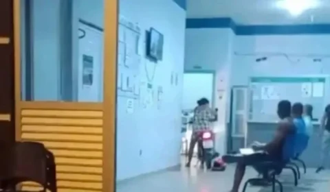Mulher invade UPA de moto para acordar médicos na Bahia; Veja vídeo