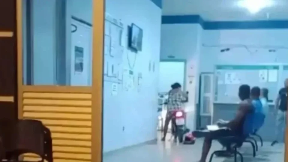 Mulher invade UPA de moto para acordar médicos na Bahia; Veja vídeo