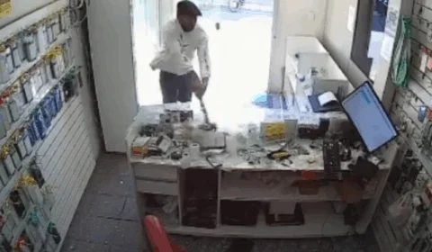 Veja Vídeo: cliente destrói loja de celulares com marreta por não gostar do serviço