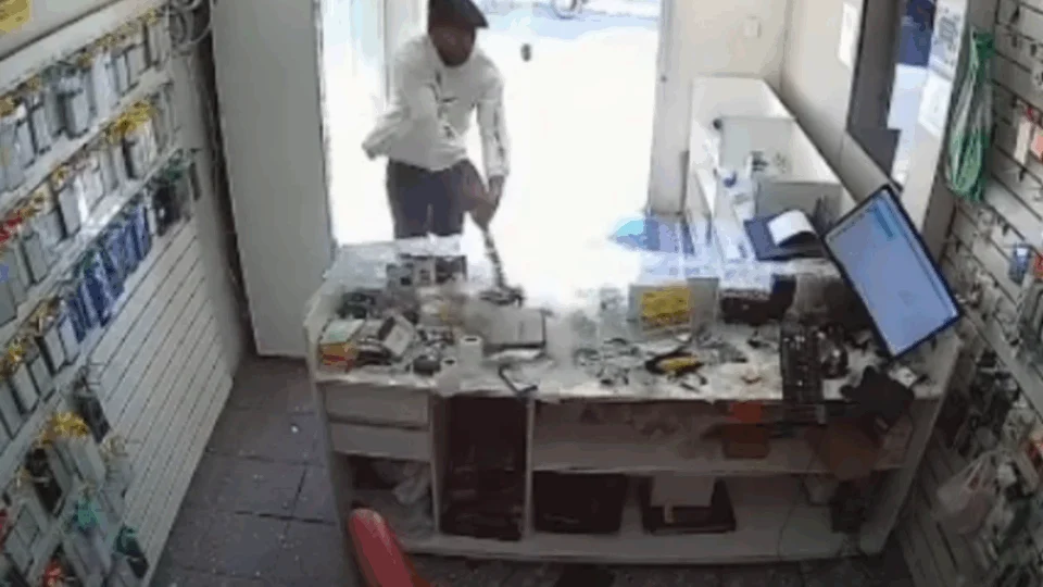 Veja Vídeo: cliente destrói loja de celulares com marreta por não gostar do serviço