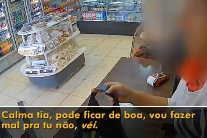 Ladrão armado consola vítima desesperada com assalto: ‘Calma, tia’