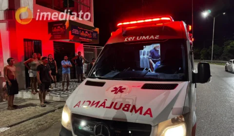 Carro desvia de buracos na av. Natan Xavier e atinge casal em motocicleta