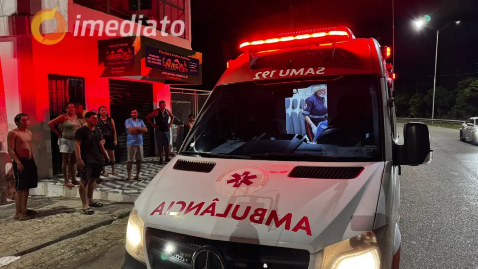 Carro desvia de buracos na av. Natan Xavier e atinge casal em motocicleta