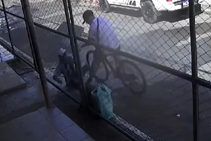 Veja Vídeo: ladrões atropelam idosos com bike para roubar aposentadoria