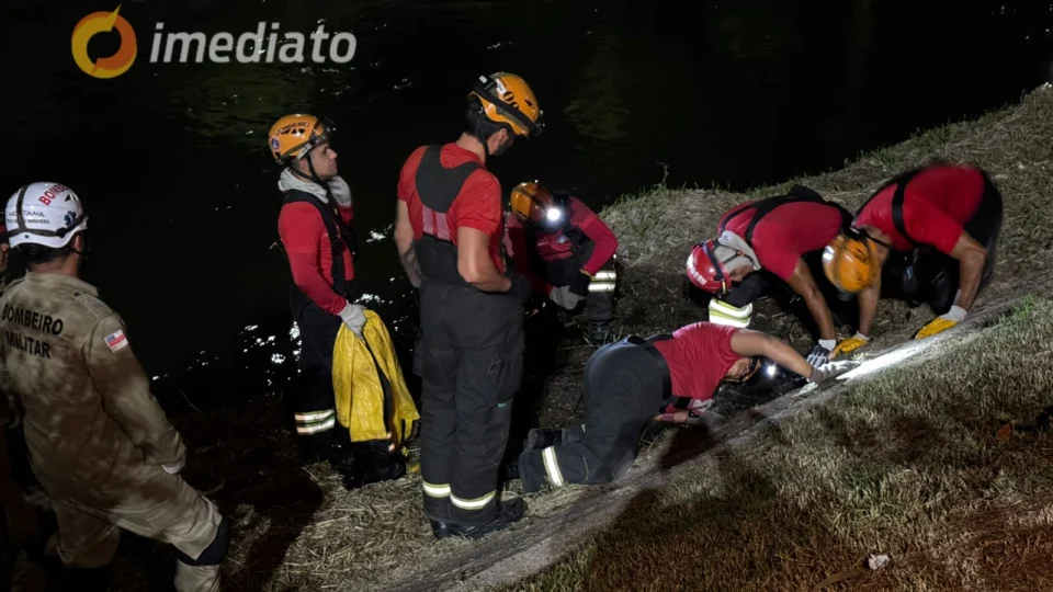 Corpo de Bombeiros resgata homem preso em bueiro no Japiim