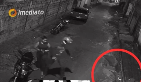 Casal em moto assalta jovem em frente de residência no Jorge Teixeira