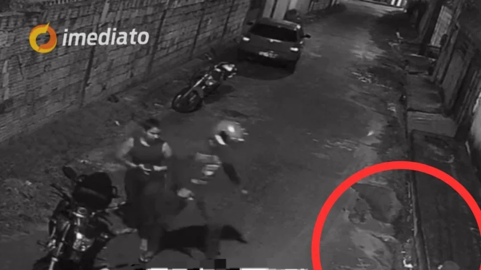 Casal em moto assalta jovem em frente de residência no Jorge Teixeira