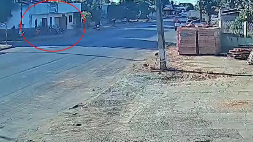 Vídeo mostra execução de dono de oficina enquanto consertava moto