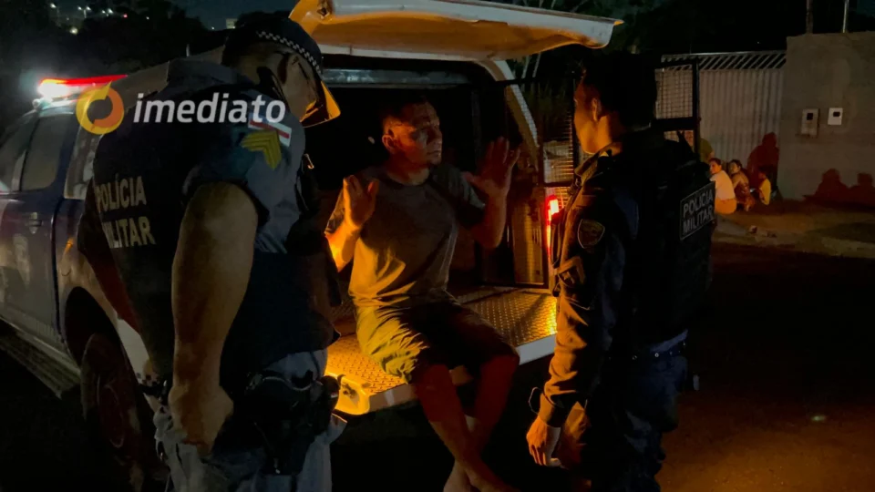 Motociclista supostamente embriagado atinge traseira de carro no bairro Cidade Nova