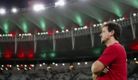 VEJA: Torcedores do Fluminense fazem protesto no CT Carlos Castilho na manhã deste sábado (22)