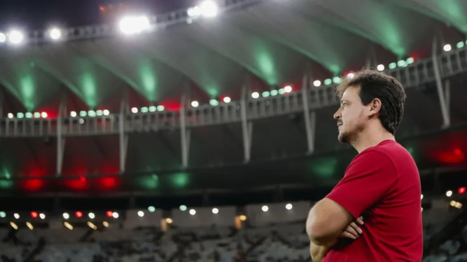 VEJA: Torcedores do Fluminense fazem protesto no CT Carlos Castilho na manhã deste sábado (22)