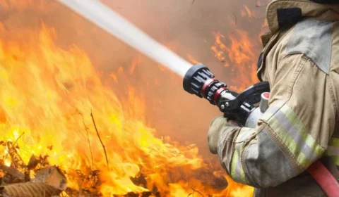 Mulher é agredida por familiares após atear fogo na própria casa por raiva