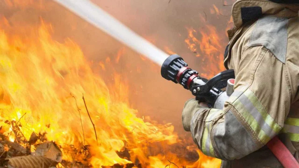 Mulher é agredida por familiares após atear fogo na própria casa por raiva