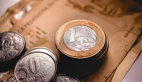 Copom mantém Selic em 10,5%, aliviando tensões e sinalizando cautela