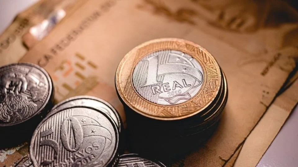 Copom mantém Selic em 10,5%, aliviando tensões e sinalizando cautela