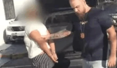 Mãe é presa por queimar rosto do filho de 5 anos com colher quente por causa de chupeta