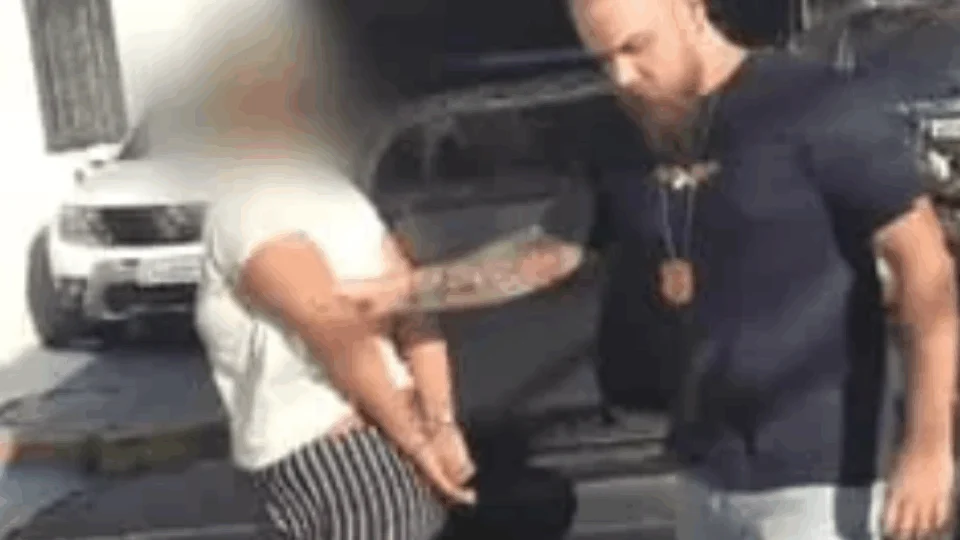 Mãe é presa por queimar rosto do filho de 5 anos com colher quente por causa de chupeta