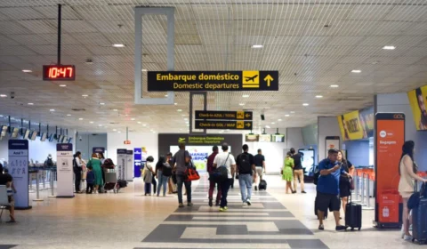 Companhia aérea é notificada após impedir embarque de cães de suporte emocional em Manaus