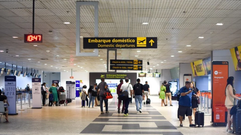 Companhia aérea é notificada após impedir embarque de cães de suporte emocional em Manaus