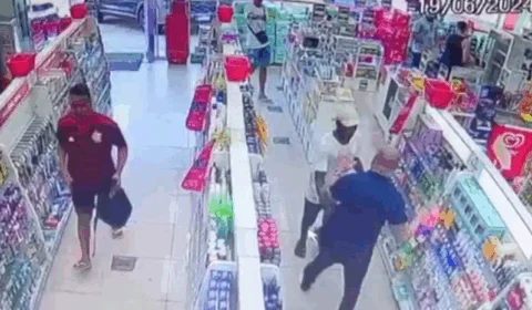 Vídeo: policial de folga reage a assalto em farmácia e mata bandido no Rio de Janeiro