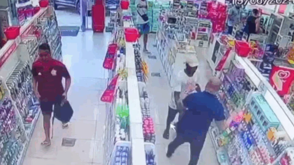 Vídeo: policial de folga reage a assalto em farmácia e mata bandido no Rio de Janeiro