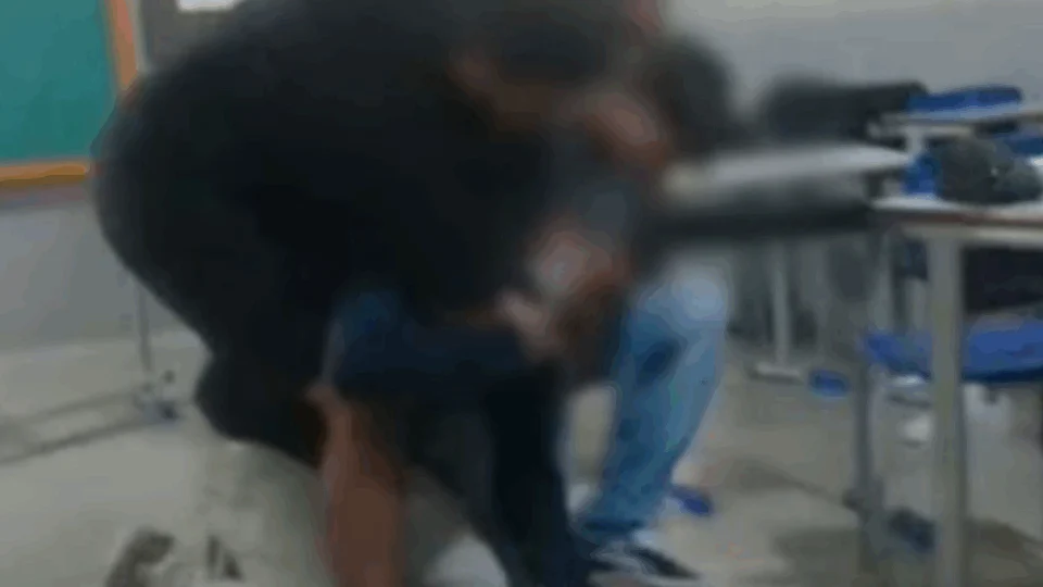 VEJA VÍDEO: aluno aplica mata-leão em professor dentro da sala de aula
