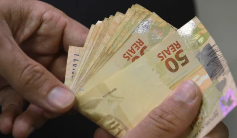 Liberado abono salarial de até R$ 1.412 para 4,2 milhões de trabalhadores