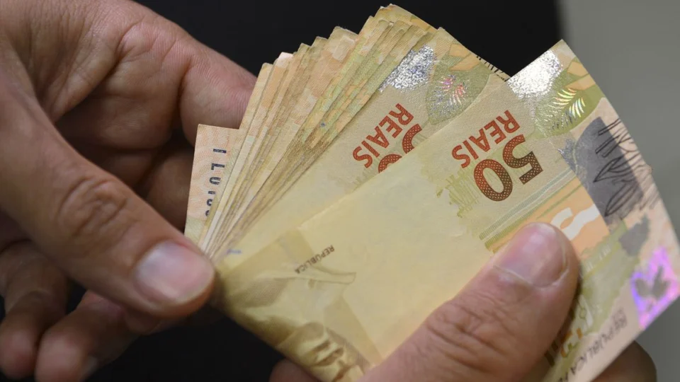 Liberado abono salarial de até R$ 1.412 para 4,2 milhões de trabalhadores