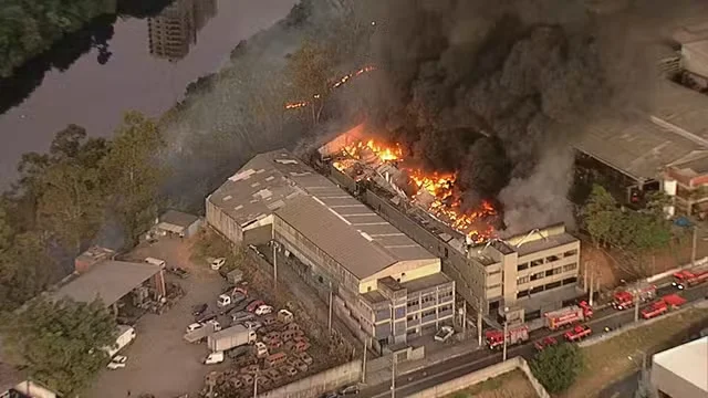 Indústria de peças automotivas é atingida por incêndio em Barueri e área de mata na Grande SP